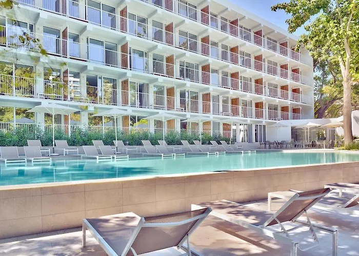 Ibis Styles Roomer فندق غولدن ساندز