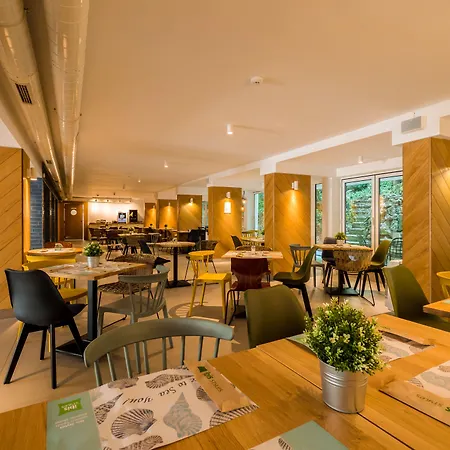 Ibis Styles Roomer Готель